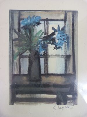 un tableau représentant un vase avec des fleurs bleues posé sur un rebord de fenêtre
