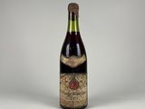 une bouteille de vin posée sur une table blanche
