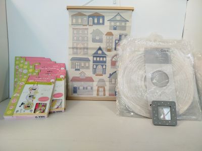 de nombreux objets posés sur une table