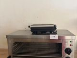 une photo d'un four grille-pain posé sur une table en bois