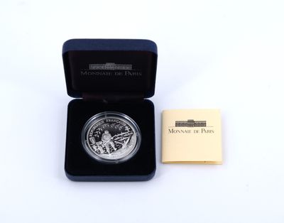 une pièce d'argent dans une boîte noire contenant un mot