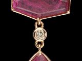un gros plan d'un pendentif en pierre rose et diamants sur fond noir