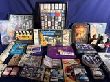 beaucoup de films et de DVD posés sur une table