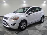 La Ford Escape de 2013 est garée dans une salle blanche