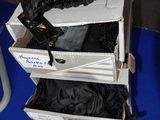 Plusieurs valises ouvertes sont empilées les unes sur les autres sur un tapis bleu