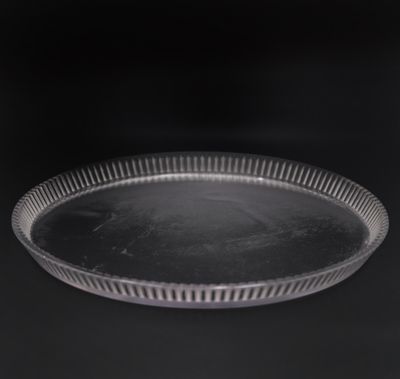 une assiette en plastique transparent sur fond noir