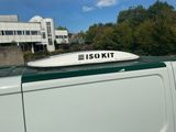 un camion blanc avec une pancarte sur le toit