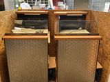une commode en bois comportant quatre tiroirs