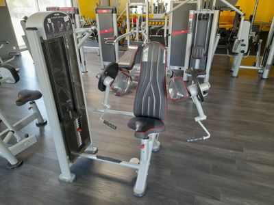 une salle de sport équipée de nombreux appareils