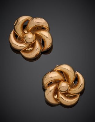 une paire de boucles d'oreilles à clip dorées