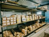 de nombreuses caisses de denrées alimentaires sur les rayonnages de l'entrepôt