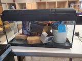 un aquarium qui contient beaucoup d'objets