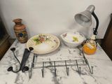un plan de travail en marbre sur lequel sont posés une lampe, une assiette et d'autres objets