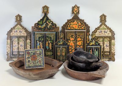 de nombreuses œuvres d'art posées sur la table