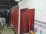une image représentant une pièce dans laquelle se trouve une cloison rouge