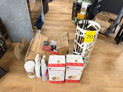 de nombreuses boîtes de nourriture posées sur le sol les unes à côté des autres