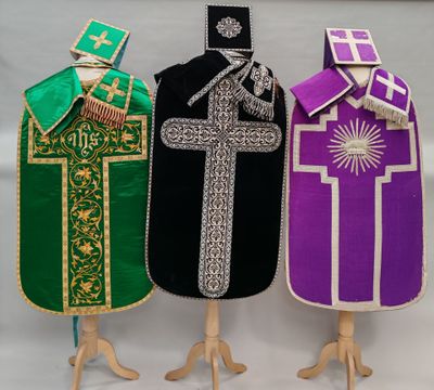 trois robes de couleurs différentes, ornées chacune d'une croix