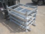 un chariot élévateur garé à côté d'une pile de palettes