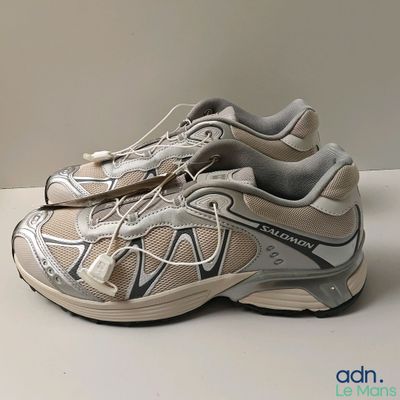 les chaussures sont posées sur une table avec un fond blanc
