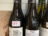 plusieurs bouteilles de vin posées sur un comptoir, à côté d'une caisse en bois