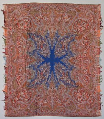 une écharpe à motifs cachemire orange et bleus, ornée d'une étoile bleue