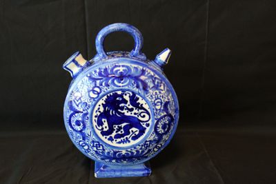 Théière à décor de dragon, en faïence, ébréchure sur le pied