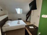une chambre équipée d'un lit, d'un bureau et d'une télévision