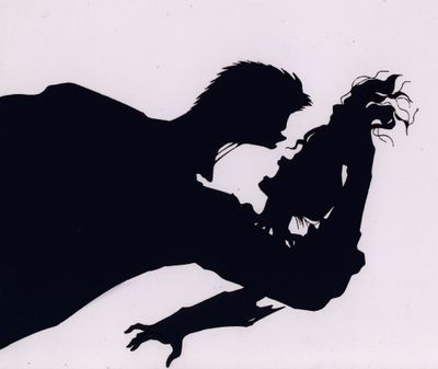 silhouette d'un homme et d'une femme tenant un chien dans leurs bras