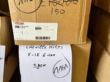 plusieurs boîtes sont empilées dans une pièce