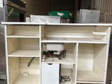 une armoire blanche équipée d'un lavabo et de toilettes