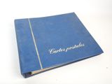 un gros plan d'un livre bleu posé sur une surface blanche