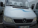 une camionnette argentée garée dans un parking