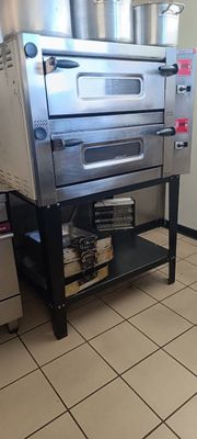 une photo d'un four à pizza professionnel dans une cuisine professionnelle