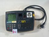 un gros plan d'une calculatrice posée sur une table