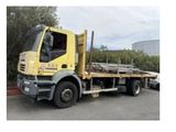un camion jaune garé dans un parking