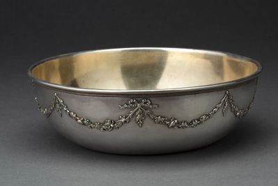 un bol en argent posé sur une table