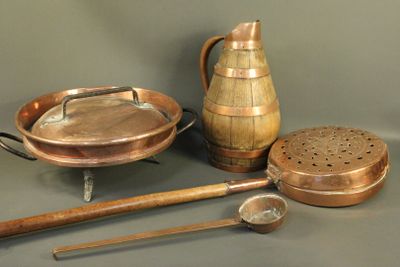de nombreux objets en cuivre posés sur la table
