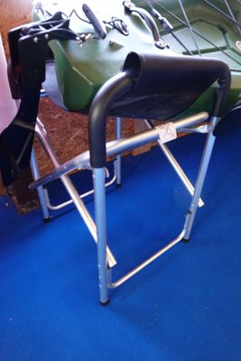 un kayak vert posé sur un tapis bleu