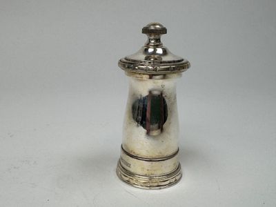 une poivrière ancienne plaquée argent sur fond blanc