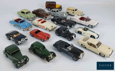 un grand nombre de petites voitures posées sur une table