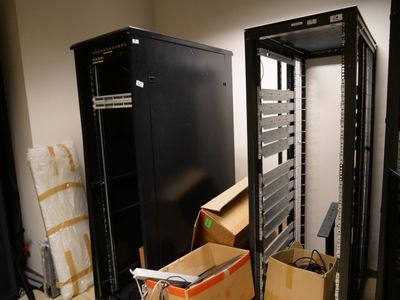 de nombreuses boîtes, toutes entassées dans une pièce