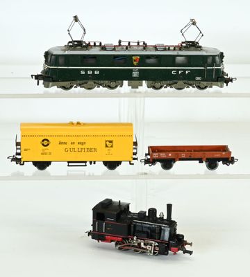 trois wagons exposés sur une étagère