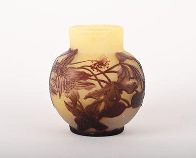 un vase orné d'un motif marron et blanc