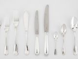 beaucoup d'argenterie sur une table blanche