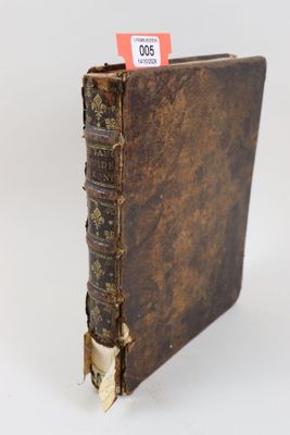 un vieux livre sur lequel est posée une étiquette de prix, posé sur une table