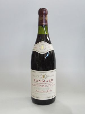 une bouteille de vin posée sur une table