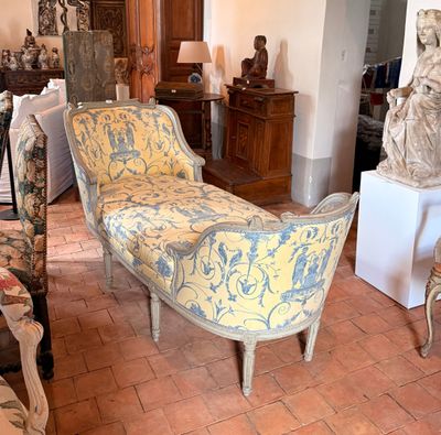 une photo d'un salon avec beaucoup de meubles