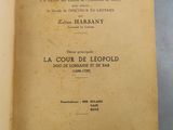 un livre ouvert avec un titre en noir et blanc