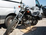 une moto garée à côté d'une camionnette sur un parking