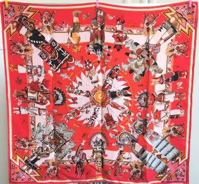 une écharpe rouge sur laquelle est représenté un motif représentant des Amérindiens